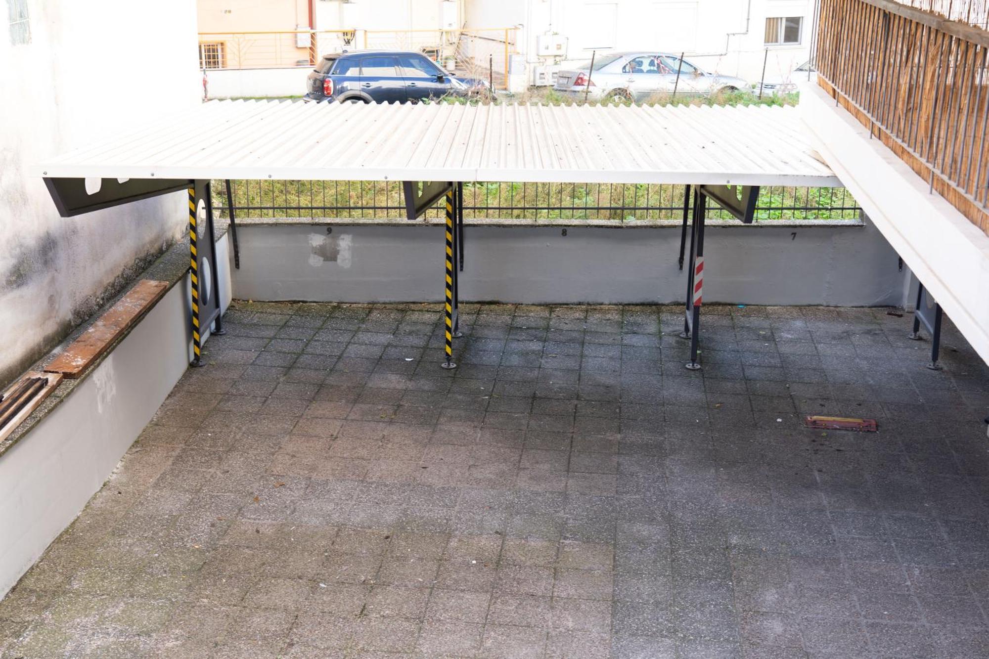 The Whole Packet β3 Center With Parking * Larissa